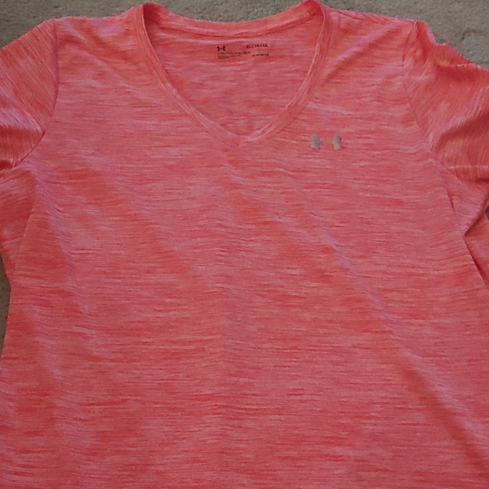Coral/pink Under armour heat gear top